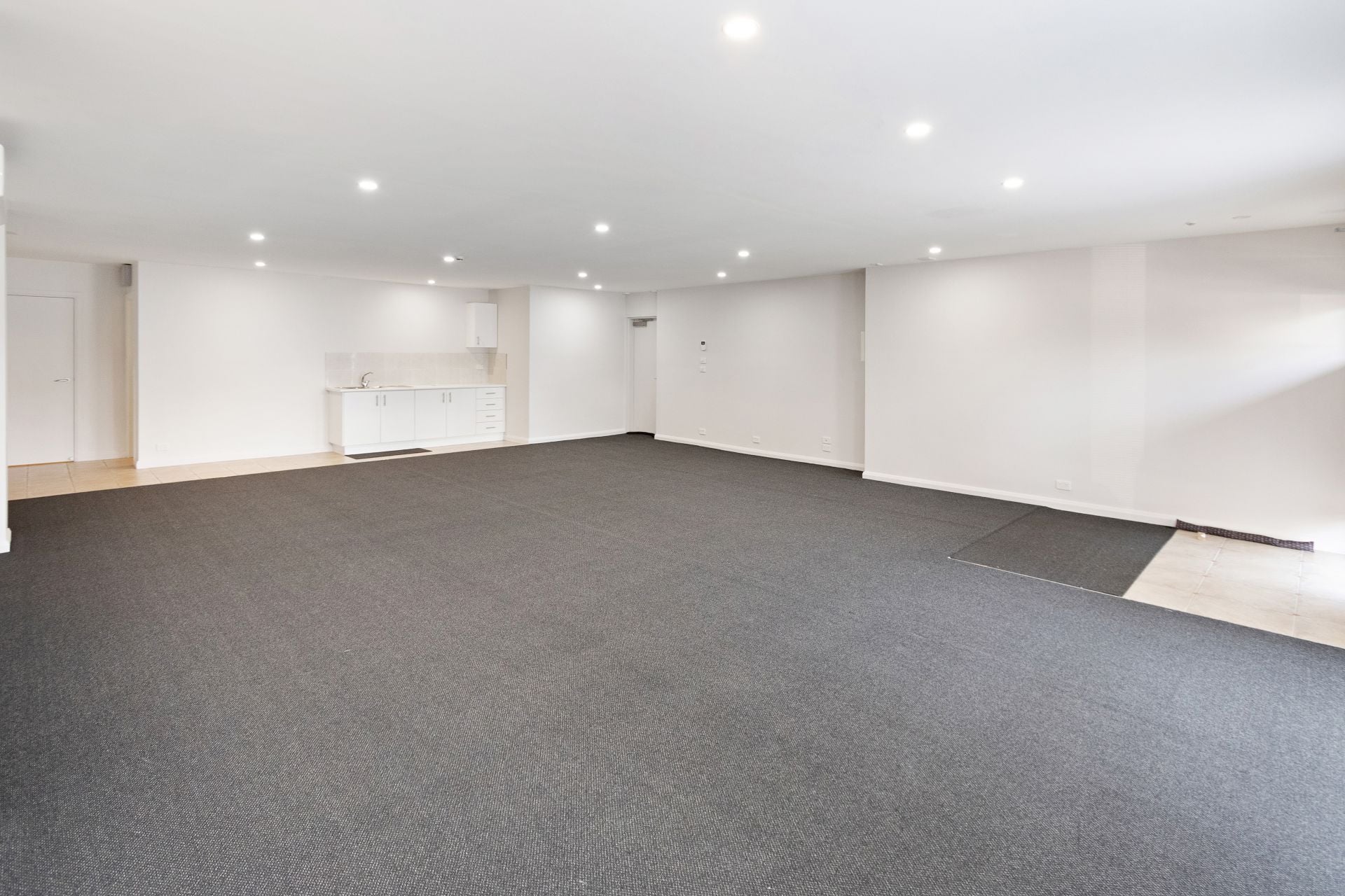 OUTSTANDING RETAIL/ OFFICE WITH GREAT EXPOSURE