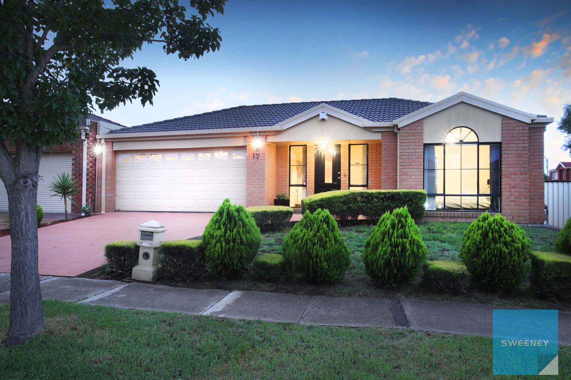 17 Howqua Way, Taylors Hill - Thumbnail 2