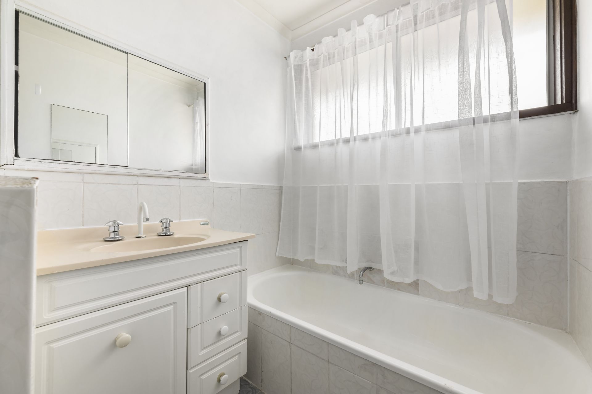 SPACIOUS LIVING   ** SIX MONTH LEASE AGREEMENT **