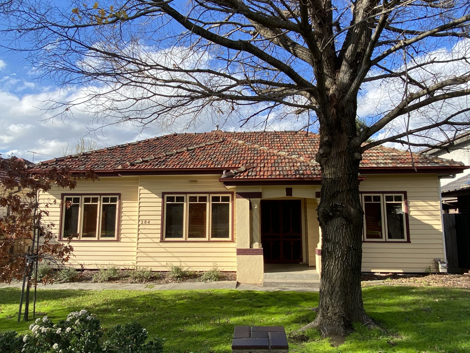 Charming Home With A Spectacular Garden!