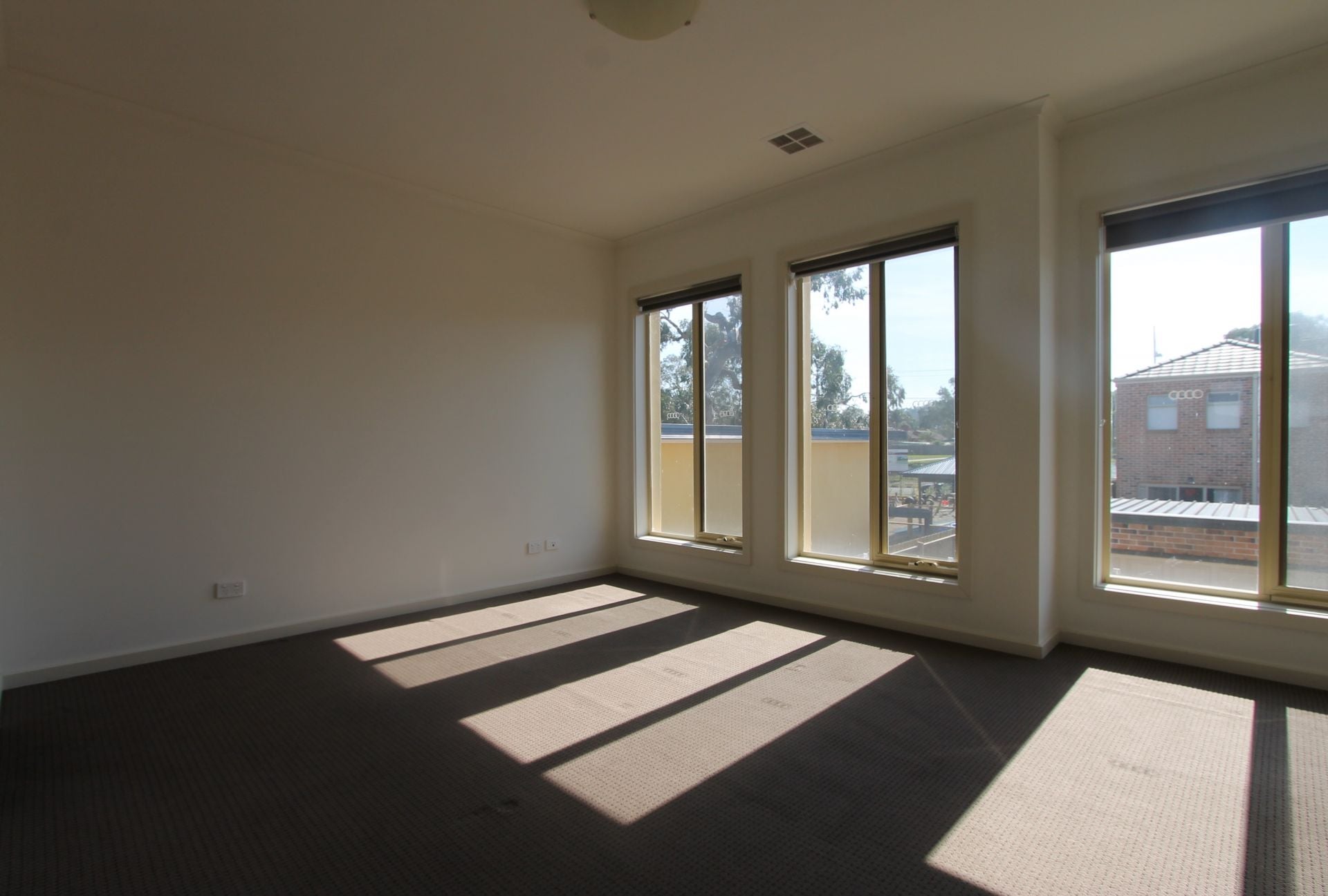 FANTASTIC TOWNHOUSE AWAITS!!