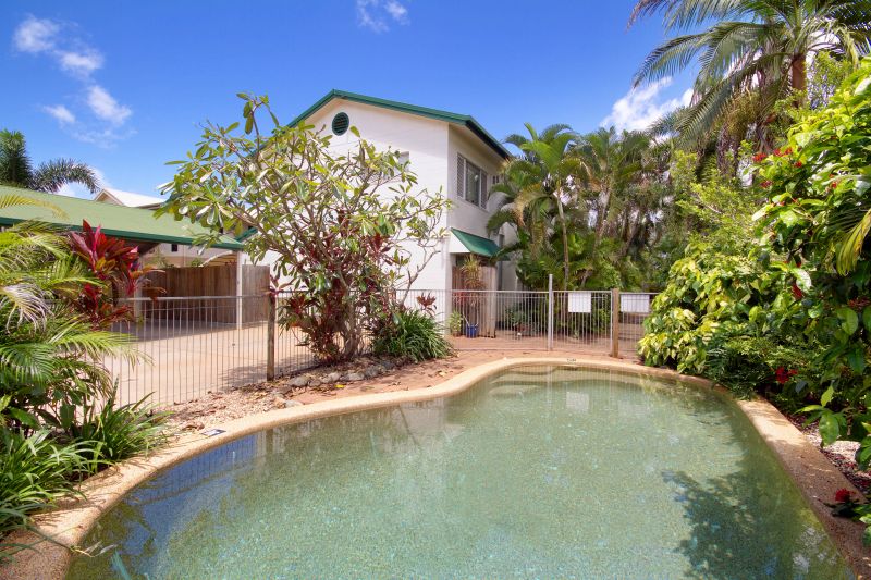 Trendy Townhouse – Pet Friendly + Close to Everything!