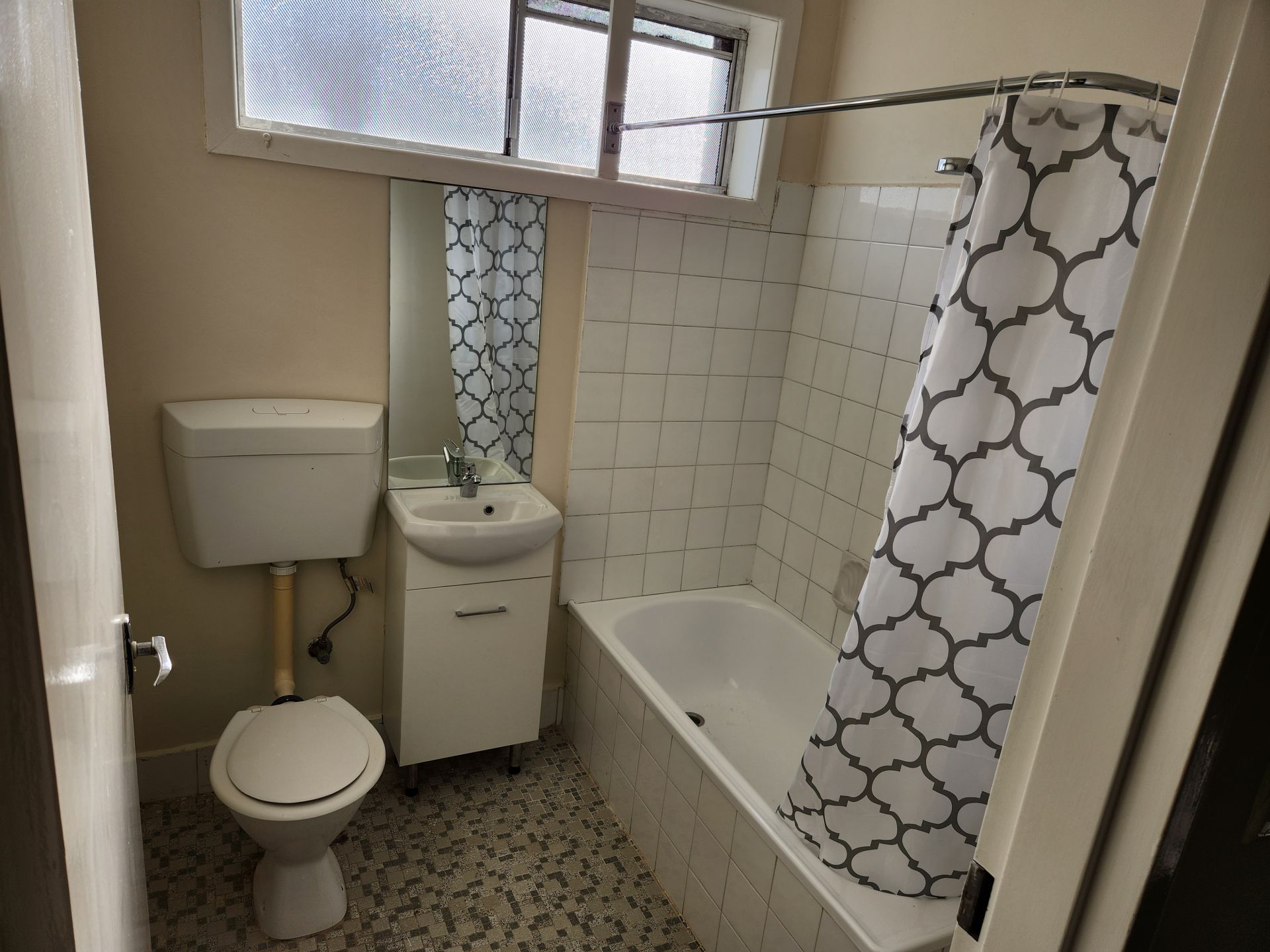 One Bedroom In Ideal Location