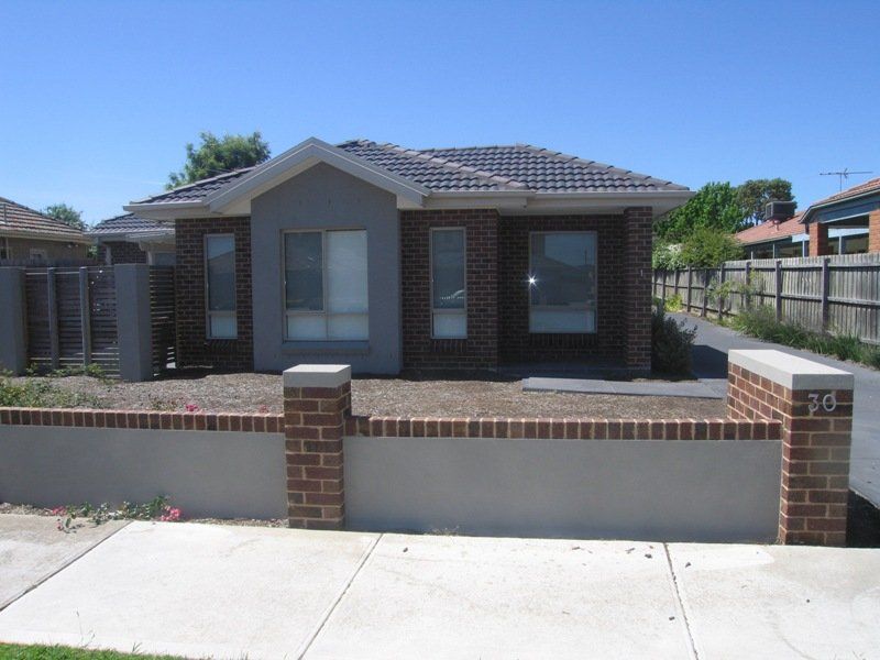 DELIGHTFUL 1 BEDROOM + STUDY!
