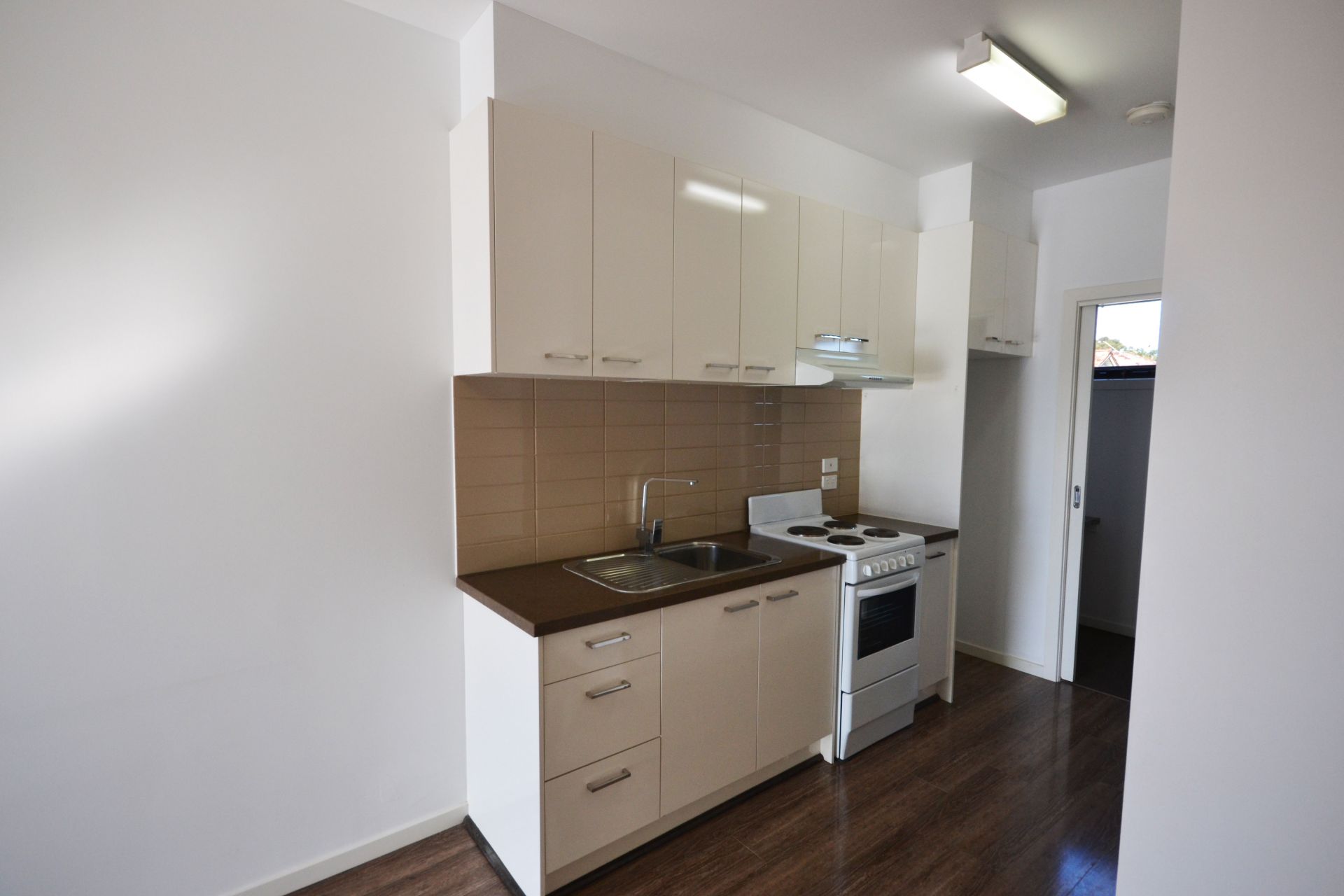GREAT LOCATION - COLES, TRAM & BUS AT FRONT DOORSTEP!