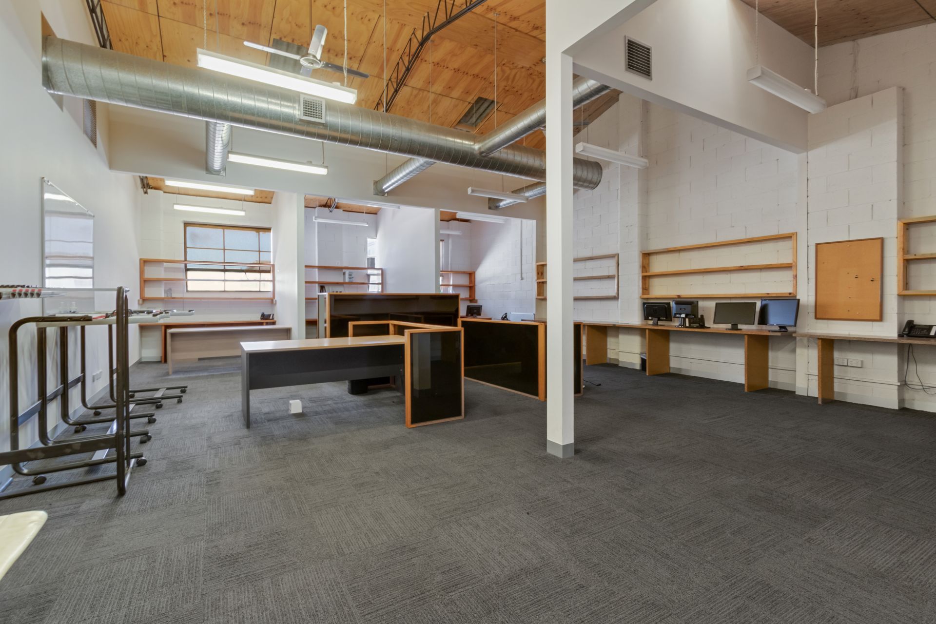 Perfect Blend of Office, Warehouse and Yard!
