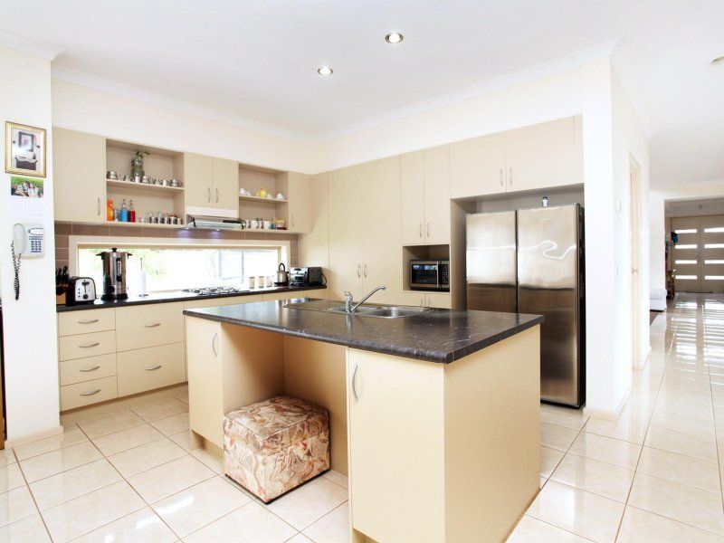24 Central Parkway, Caroline Springs - Thumbnail 3