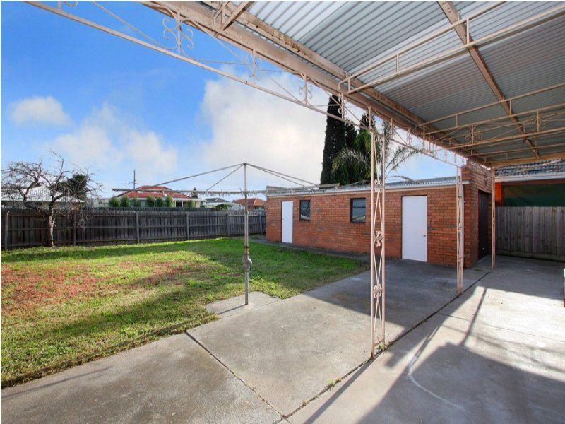 Spacious Living in a Quiet Location!