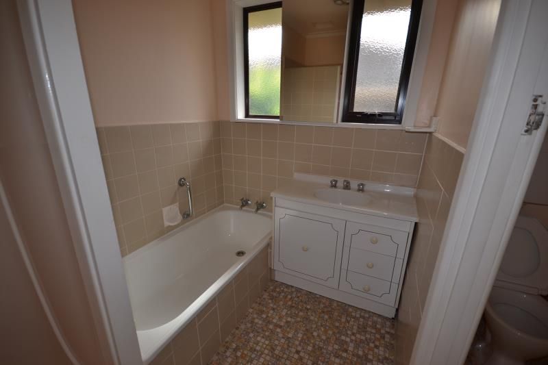EXTRA LARGE WITHIN WALKING DISTANCE TO PLENTY ROAD SHOPS AND TRAM