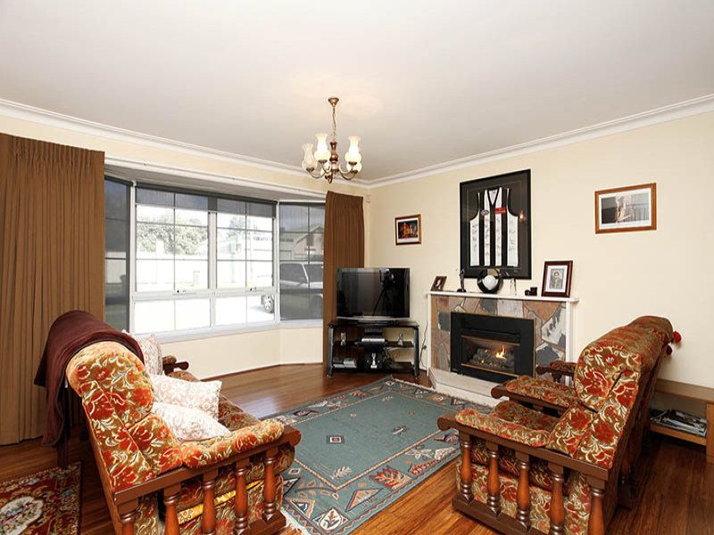 19 Ravenslea Crescent, Deer Park - Thumbnail 3