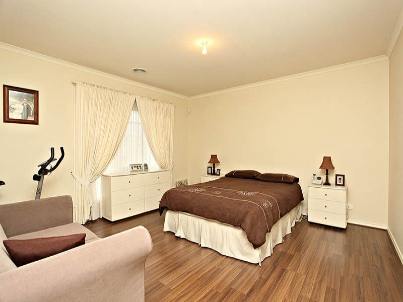 21 Milburn Circuit, Caroline Springs - Thumbnail 8
