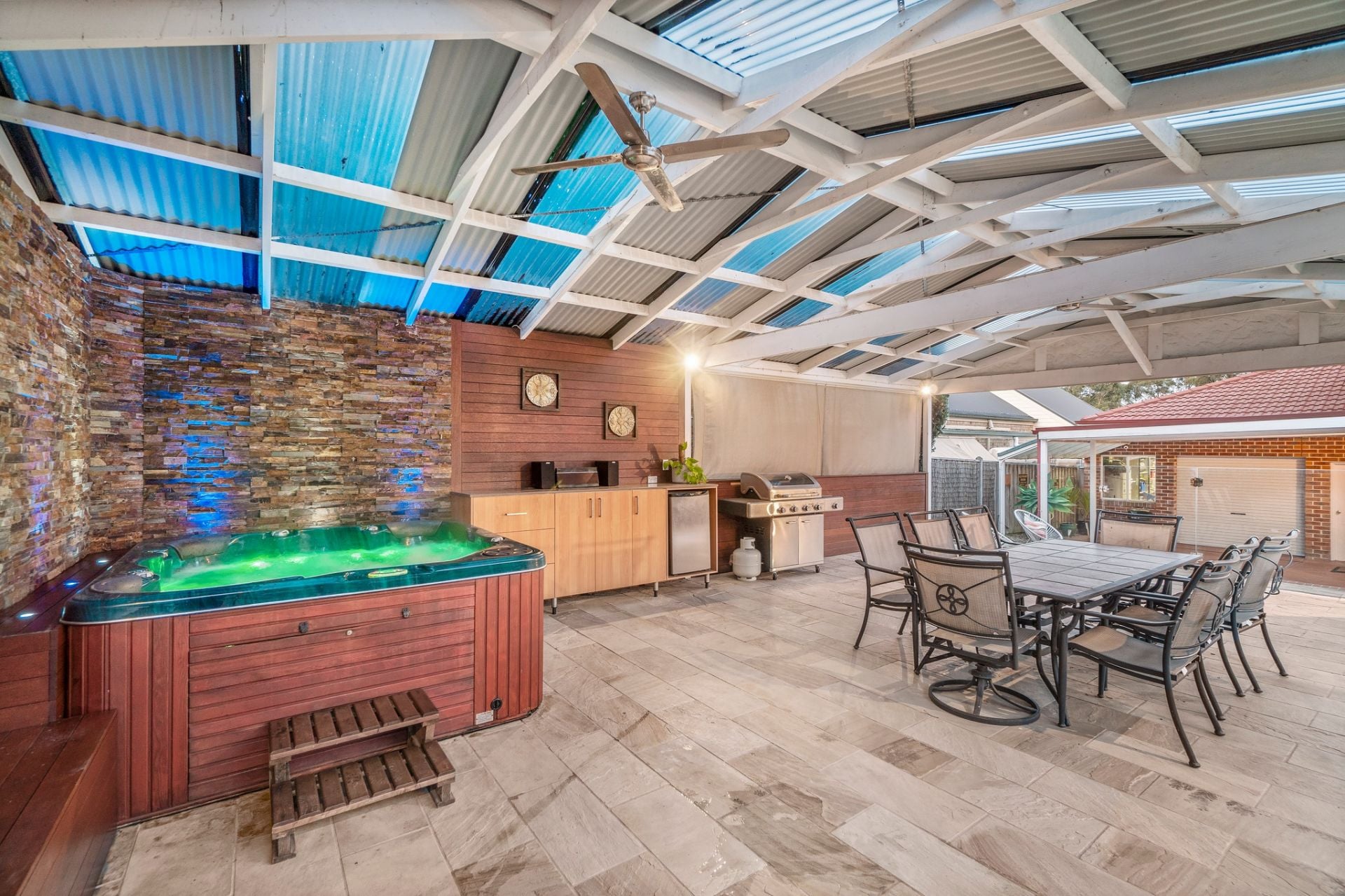 Perfect Family Living Across From Plenty River Gorge