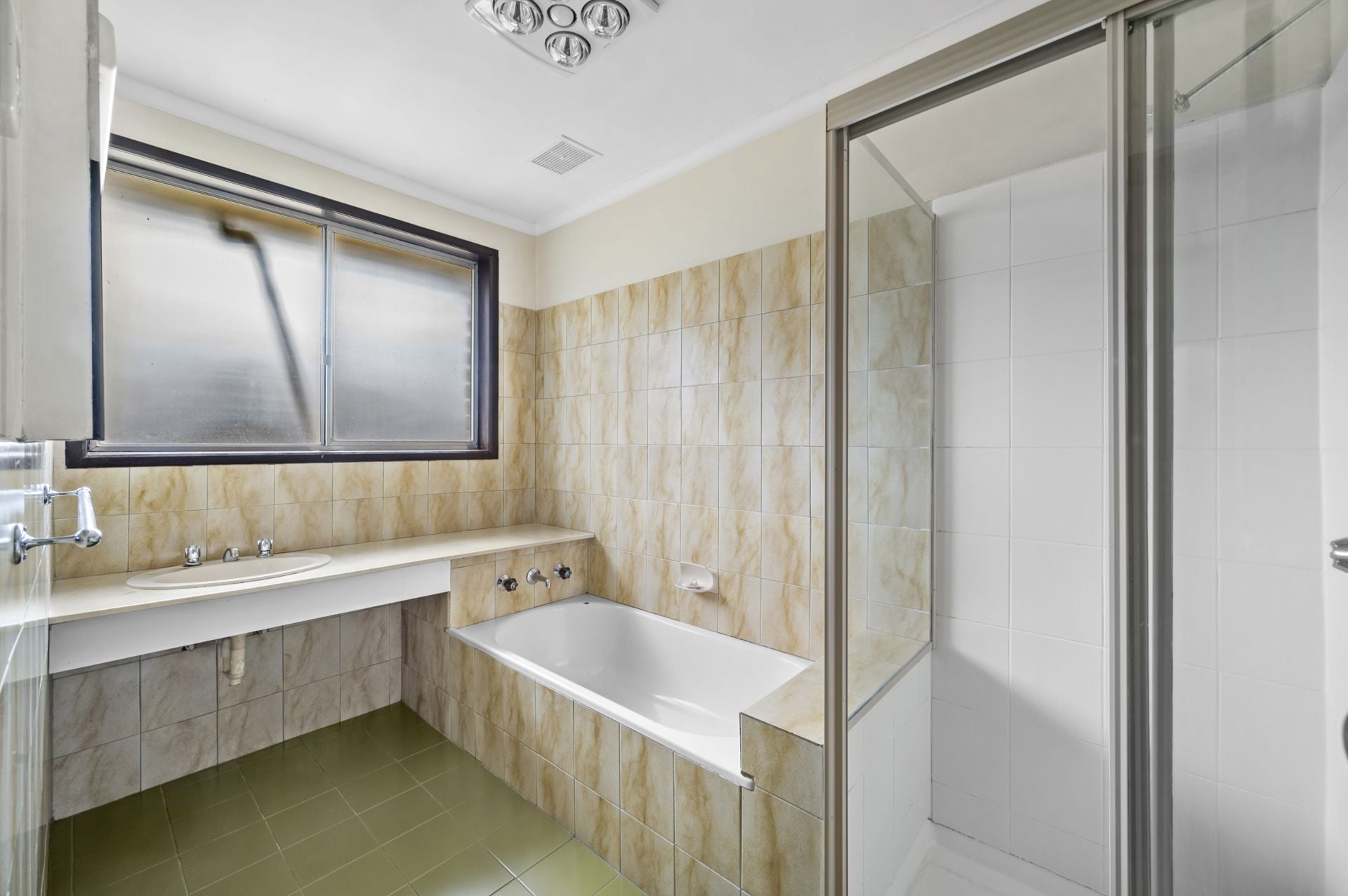 4 BEDROOMS - WALK TO THE TRAIN