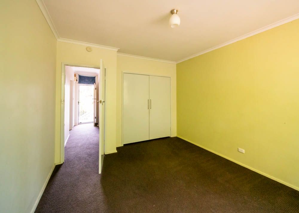 ** Drop in Price ** Ground level 1 bedroom in the heart of Ivanhoe