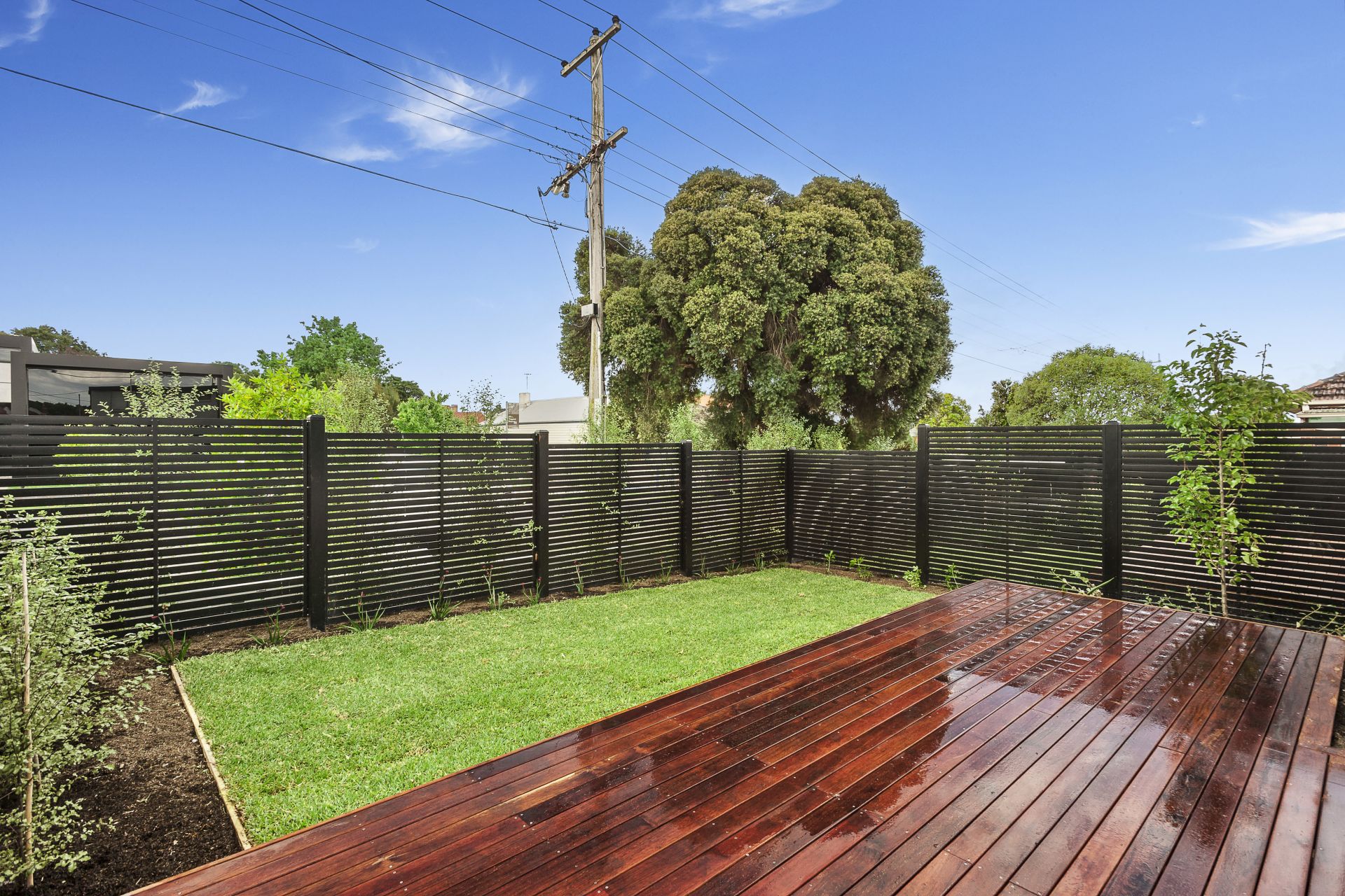 Modern & Bright Ground Floor Apartment with Courtyard!!