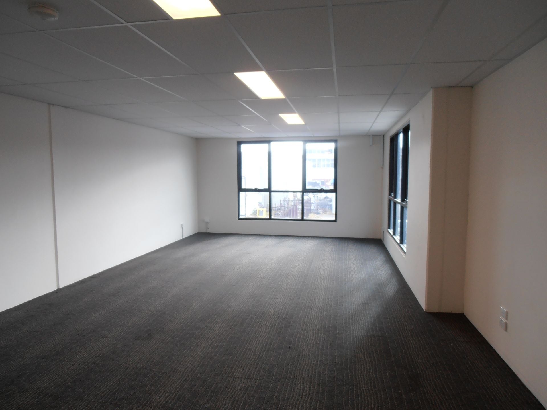 UNDER OFFER
PERFECT OFFICE/WAREHOUSE FOR AN EXPANDING BUSINESS