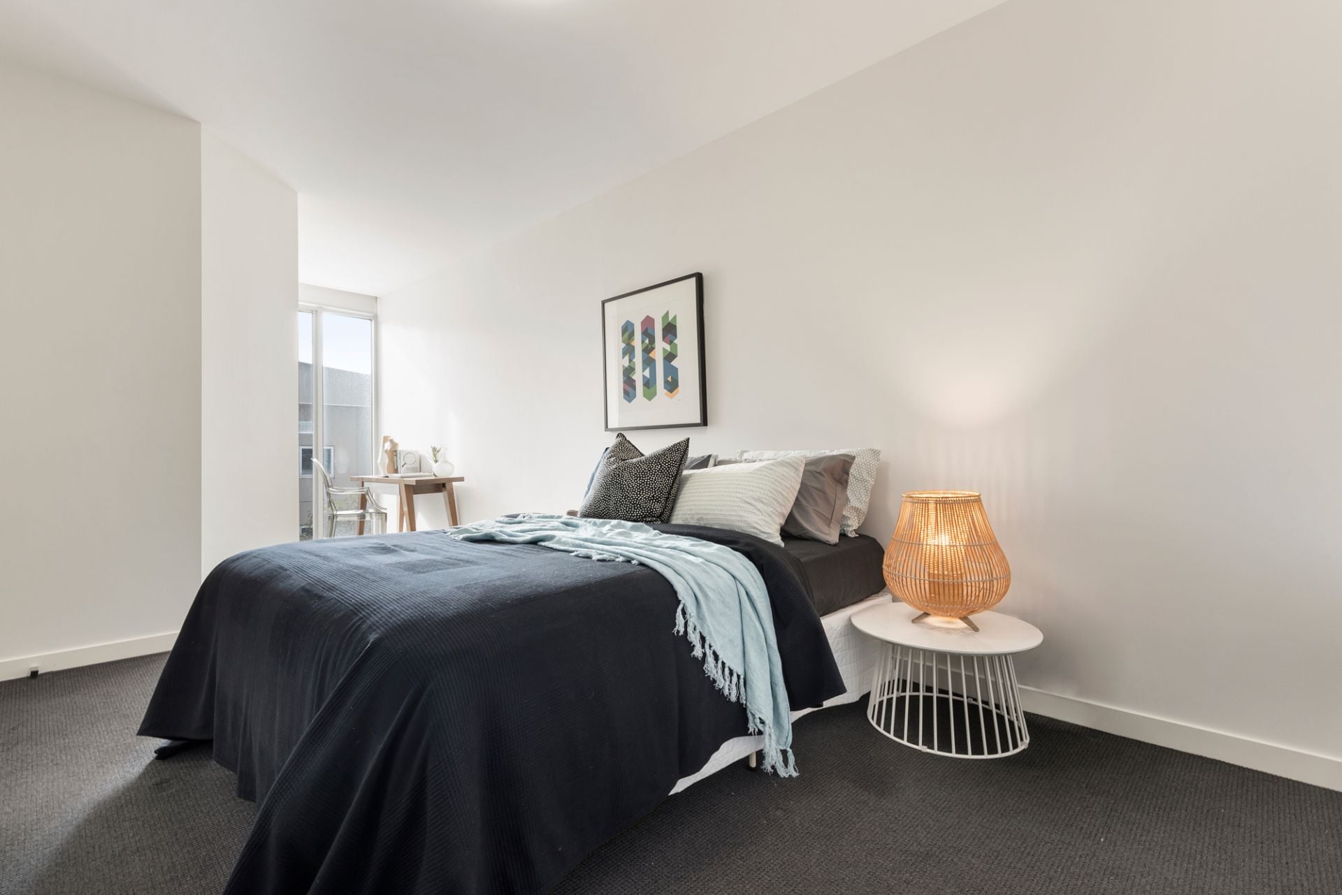Light and Bright 2 Bedroom Apartment in Convenient Location