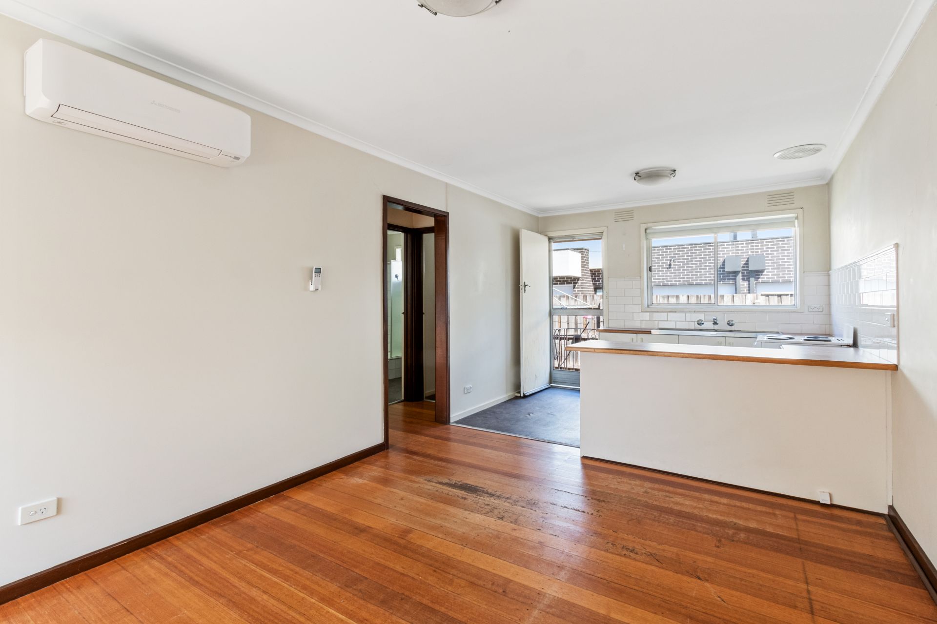JUST A SHORT WALK FROM LA TROBE UNIVERSITY!