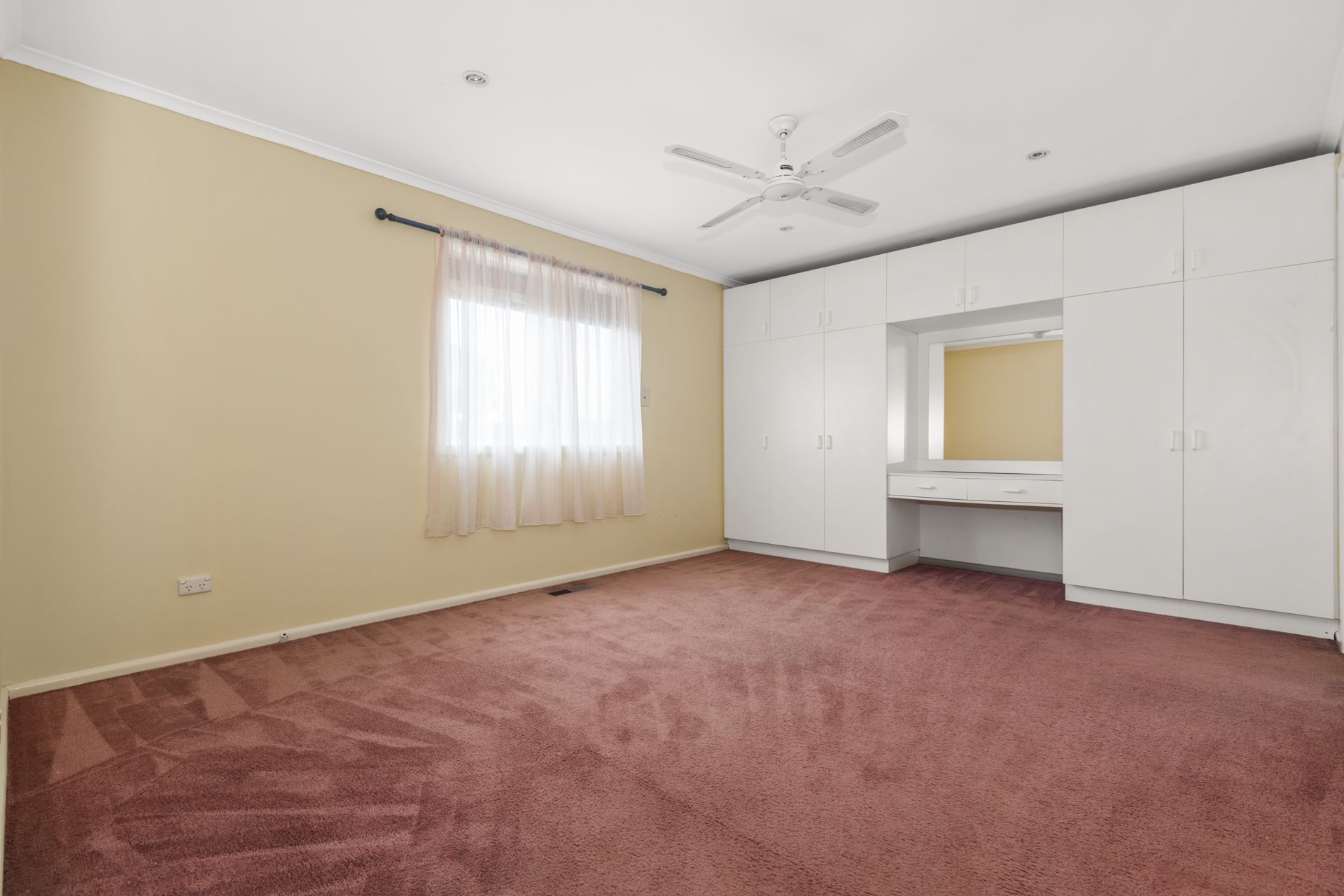 PERFECT LOCATION AND WALKING DISTANCE TO EPPING PACIFIC
