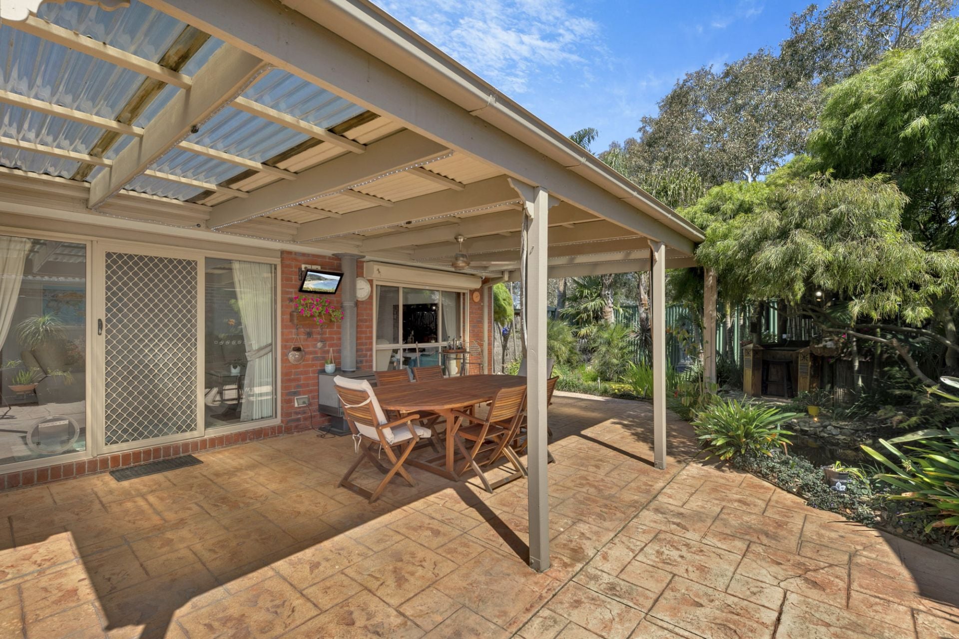 Effortless Living, Inspired Entertaining.        UNDER CONTRACT