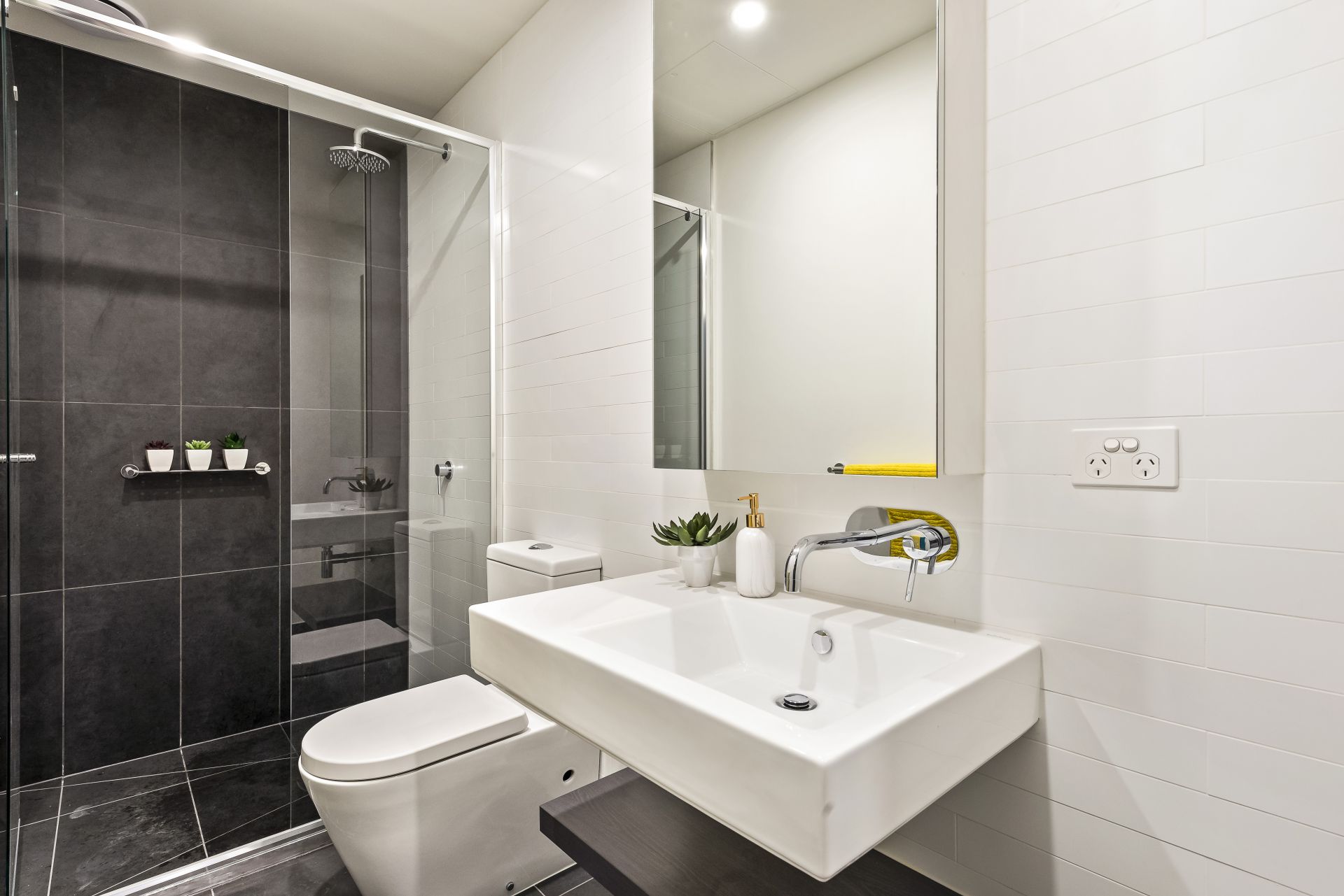 SPECTACULAR 2 BEDROOM  APARTMENT WITH LARGE COURTYARD