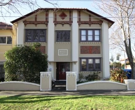Walk to the beach ! Ground level heritage apartment ready August 2020