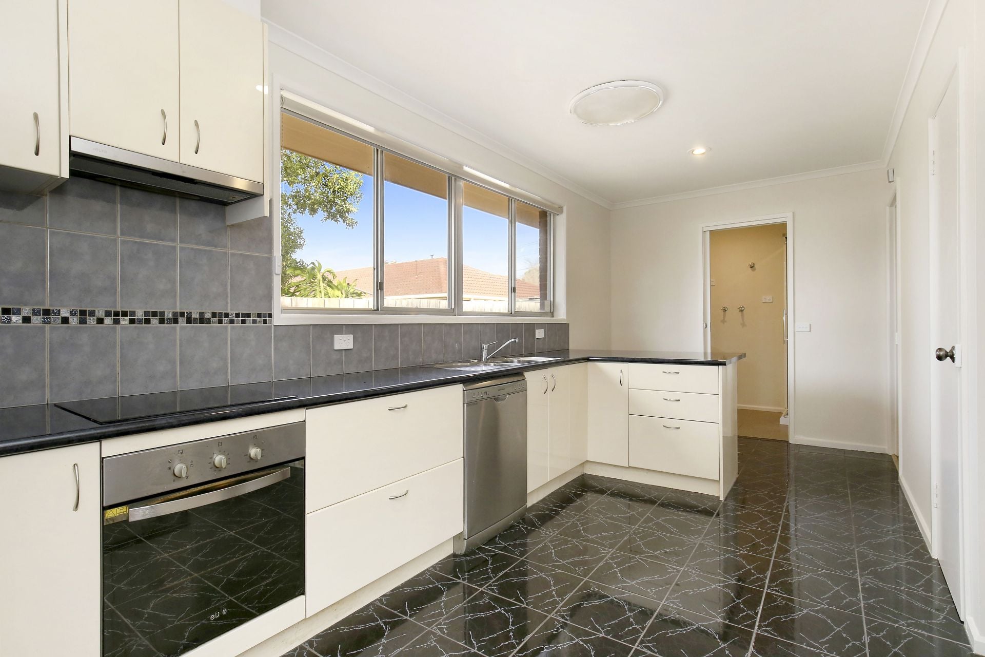 CENTRAL LOCATION IN IMPECCABLE CONDITION!