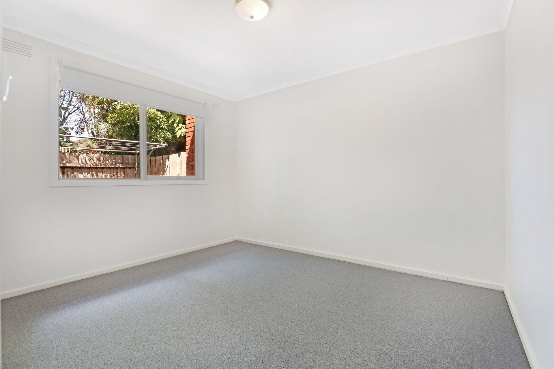 Cosy Unit With Plenty Of Space To Offer!