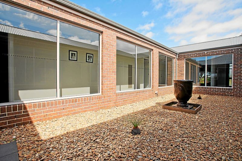 16 Carberry Drive, HOPETOUN PARK Sweeney Estate Agents