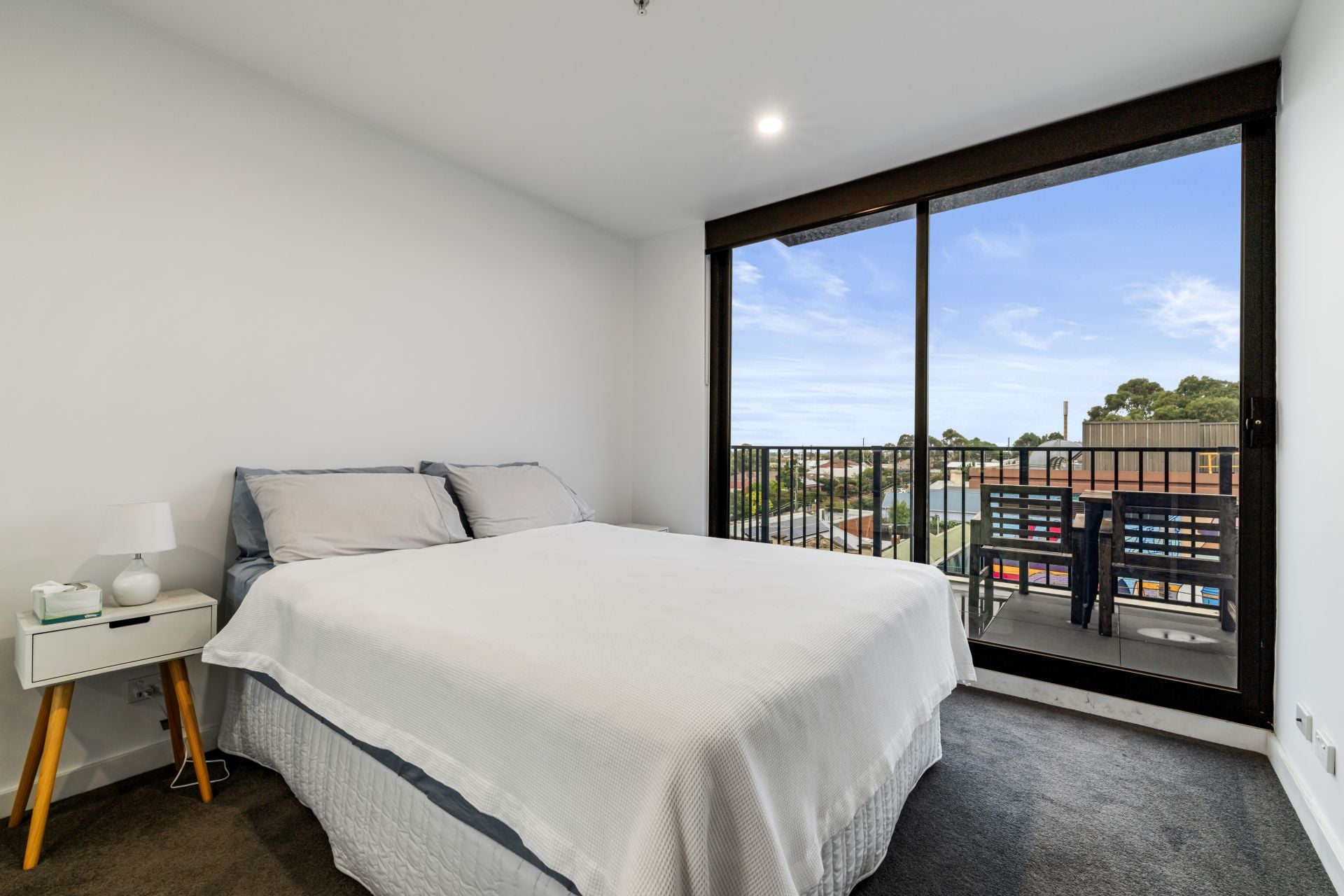 Spacious Bright 2 Bedroom Apartment