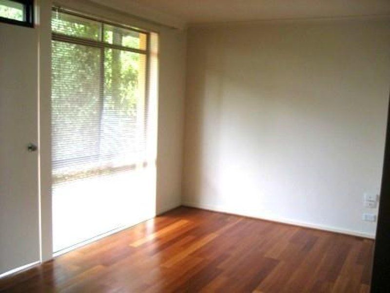 Spacious Courtyard for the Entertainer!