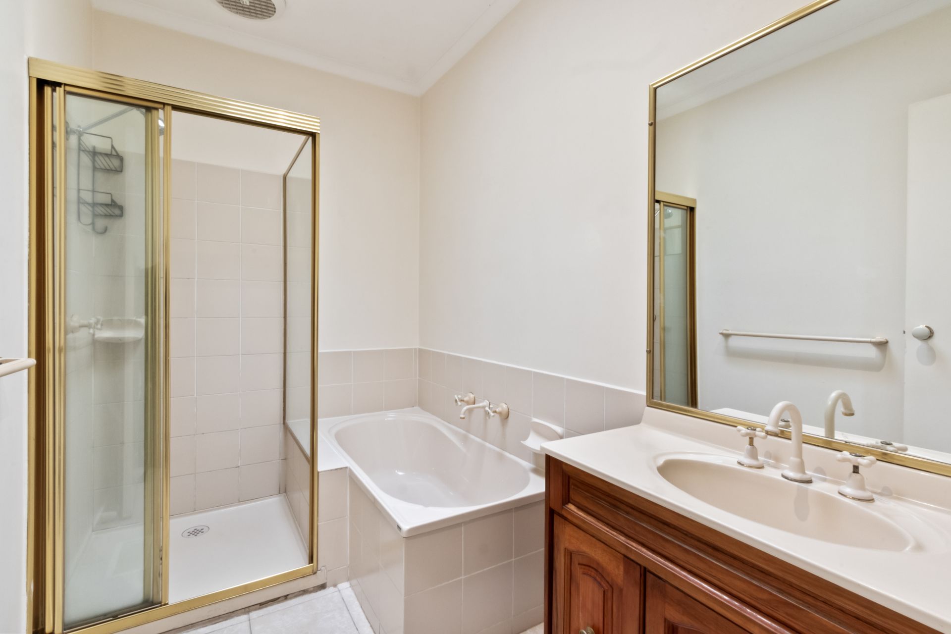 Super Spacious & Conveniently Position Family Home!!