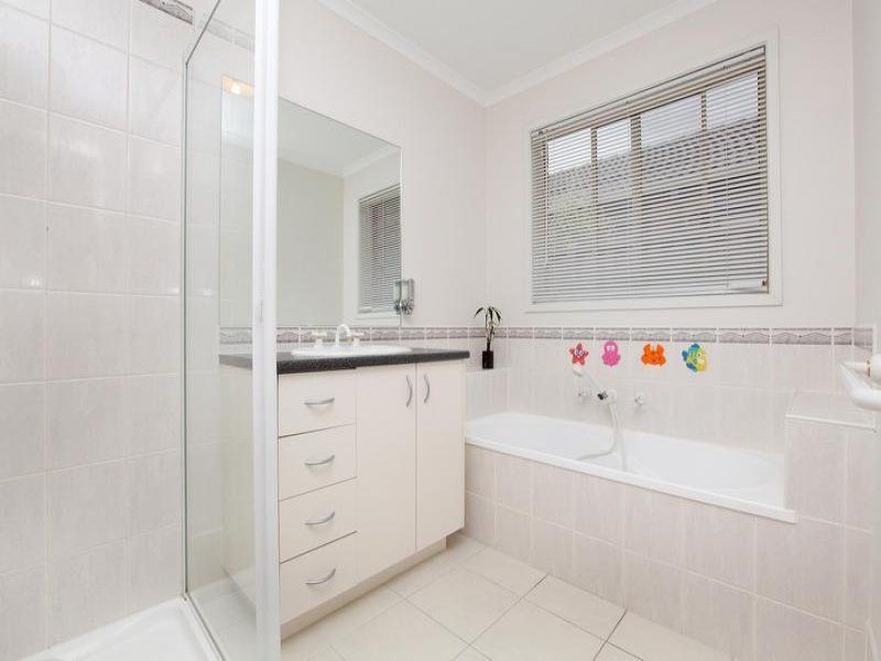 18 Holcolme Street, Caroline Springs - Thumbnail 7