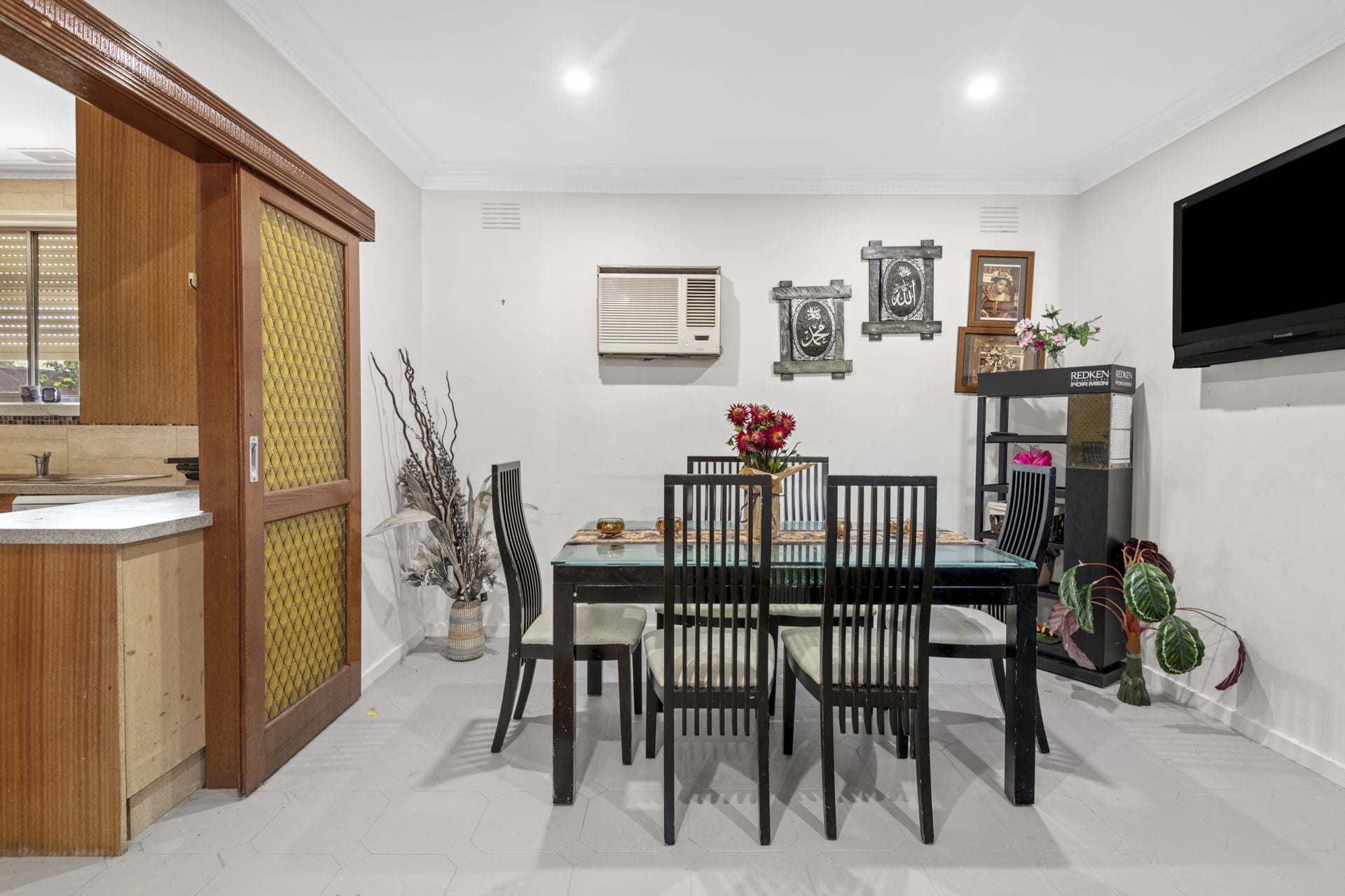 SPACIOUS RESIDENCE WITH GENEROUS ALLOTMENT