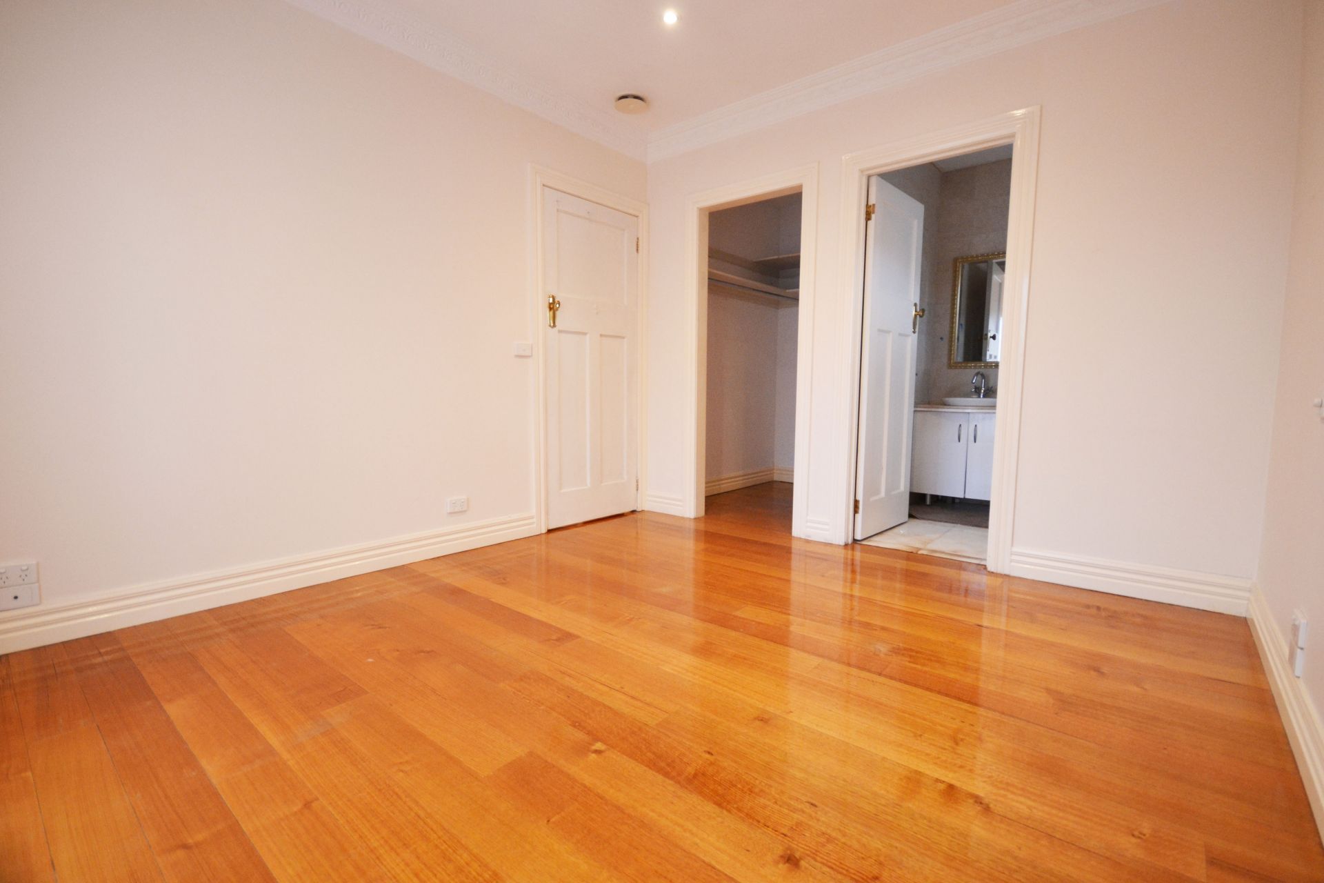 CUTE, COSY AND CONVENIENTLY LOCATED.