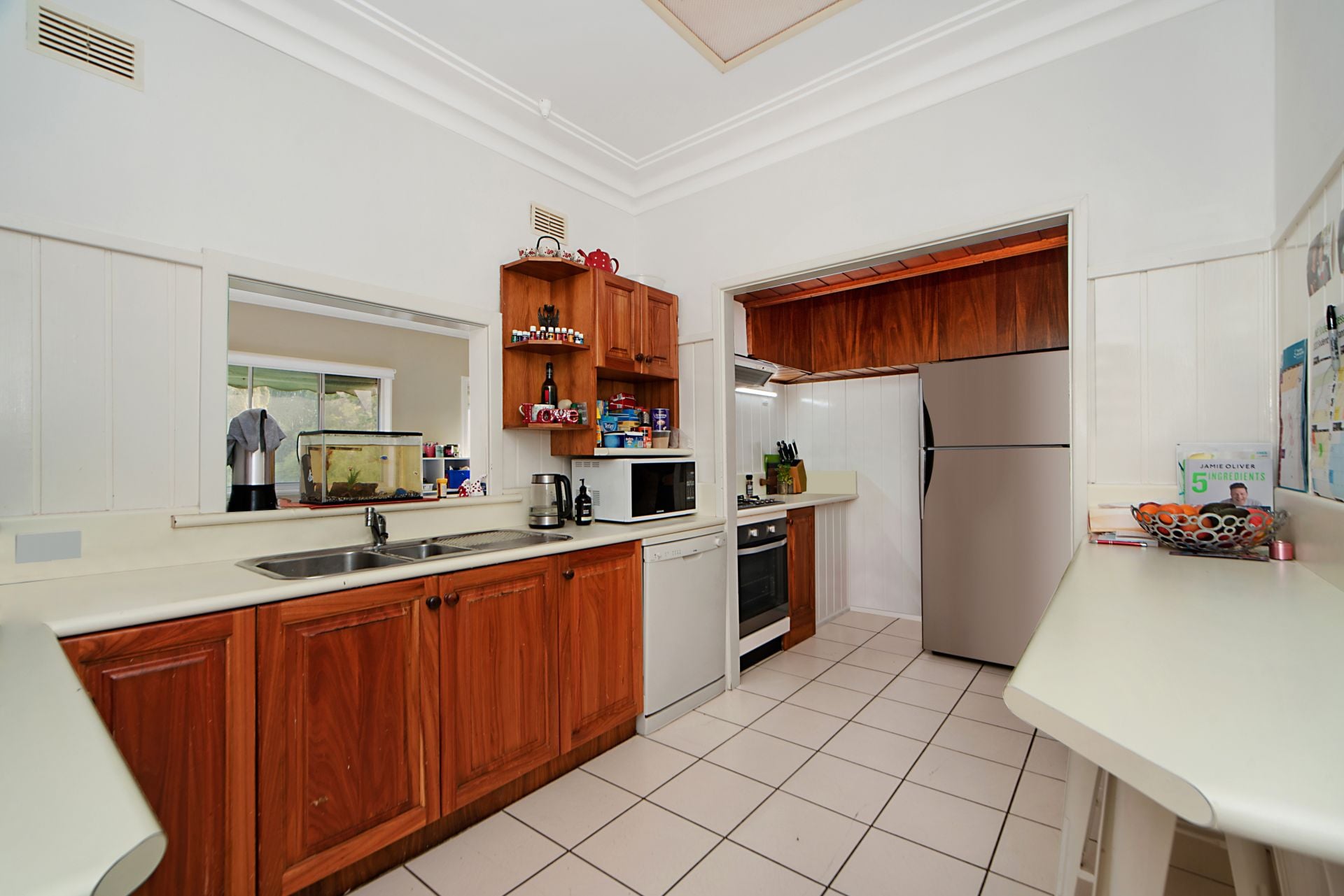 4 Bedroom Home in Quiet East Side Cul-de-Sac with Bush Reserve, 4 Bedroom Home In Quiet East Side Cul-De-Sac With Bush Reserve - Thumbnail 7