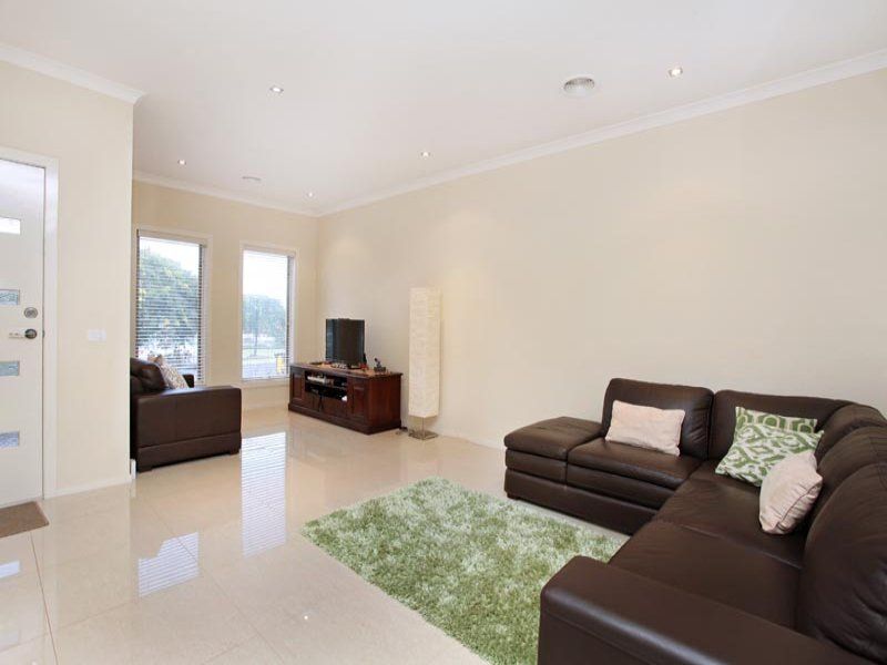 12 Warner Way, Caroline Springs - Thumbnail 7