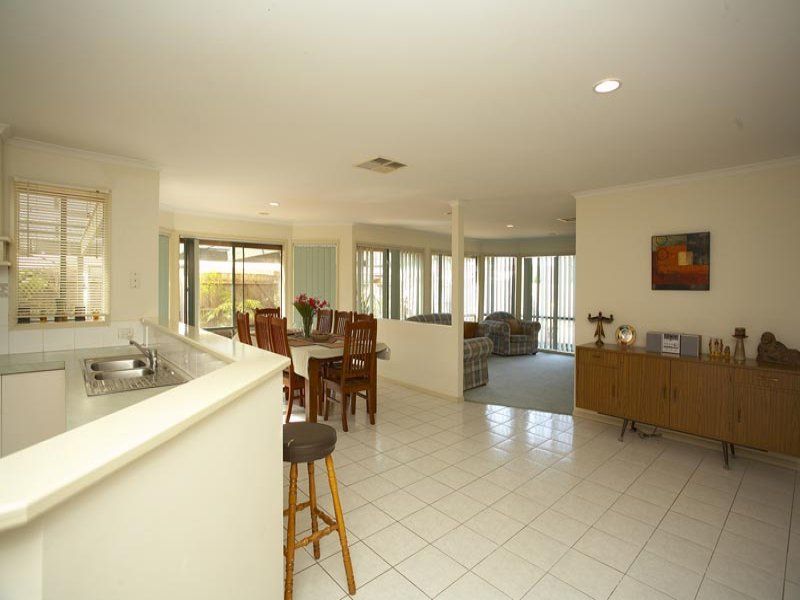 24 Andrew Chirnside, Seabrook - Thumbnail 2
