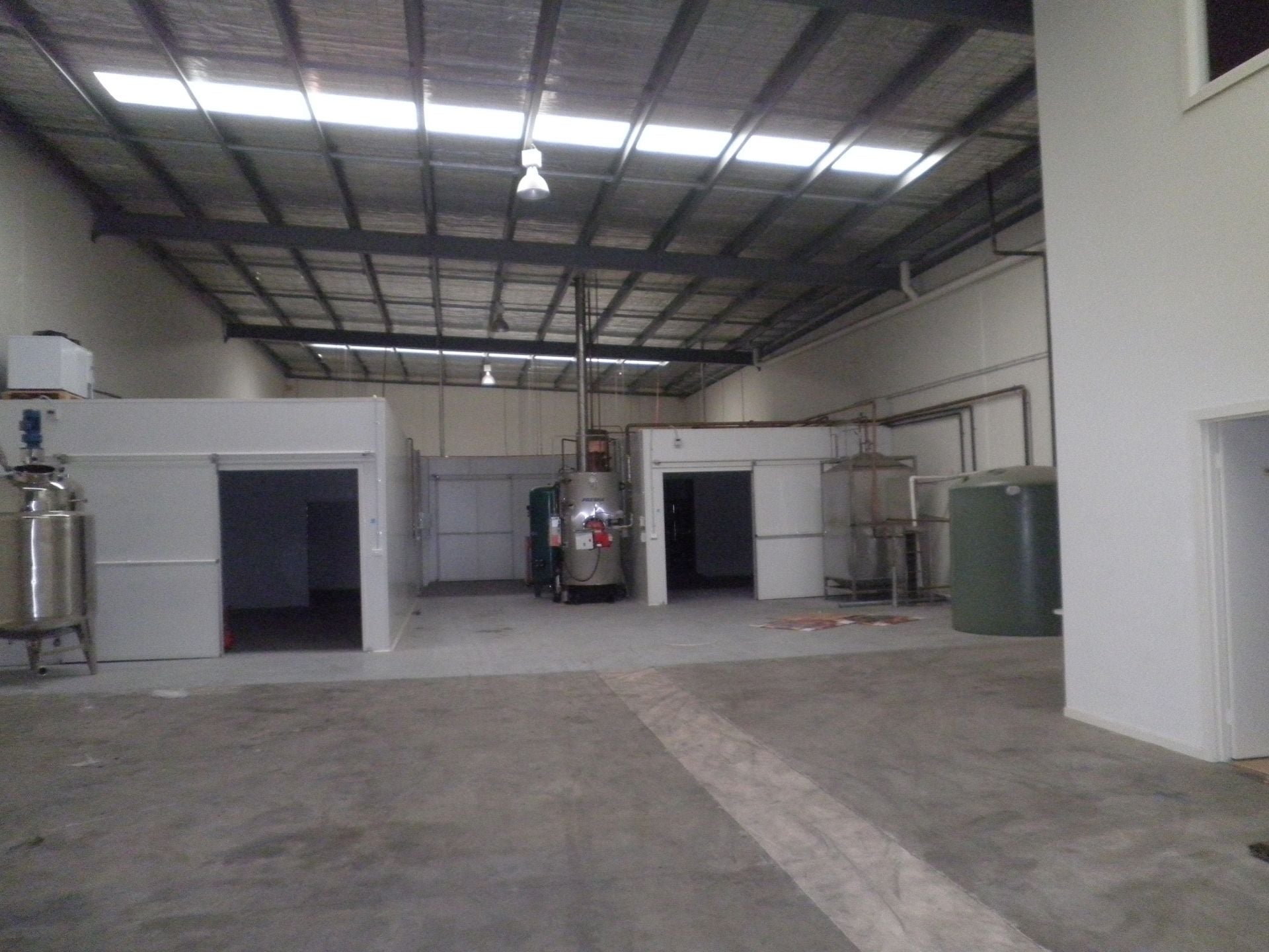 MODERN WAREHOUSE WITH FOOD GRADE POTENTIAL