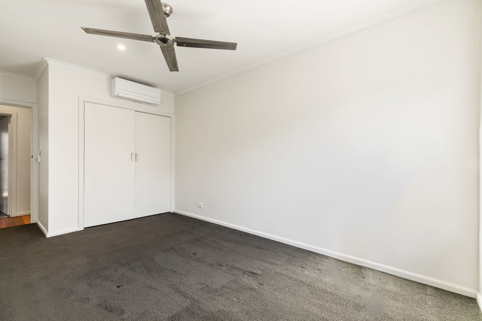 Stylish Unit with Expansive Courtyard Retreat