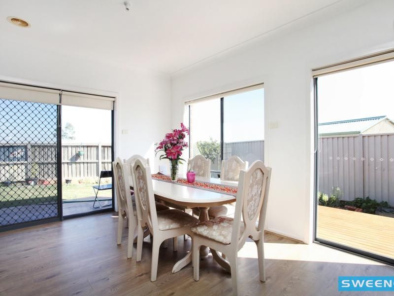 7 Lyme Park Circle, Caroline Springs - Thumbnail 4