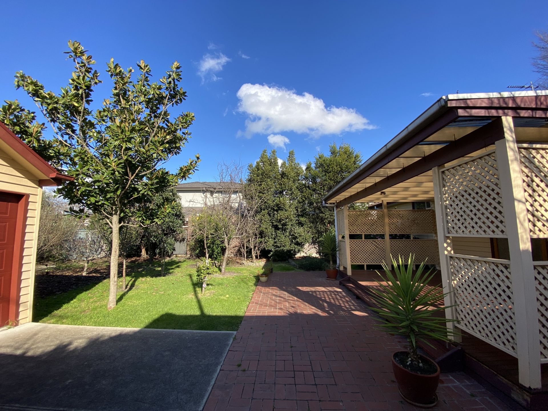 Charming Home With A Spectacular Garden!