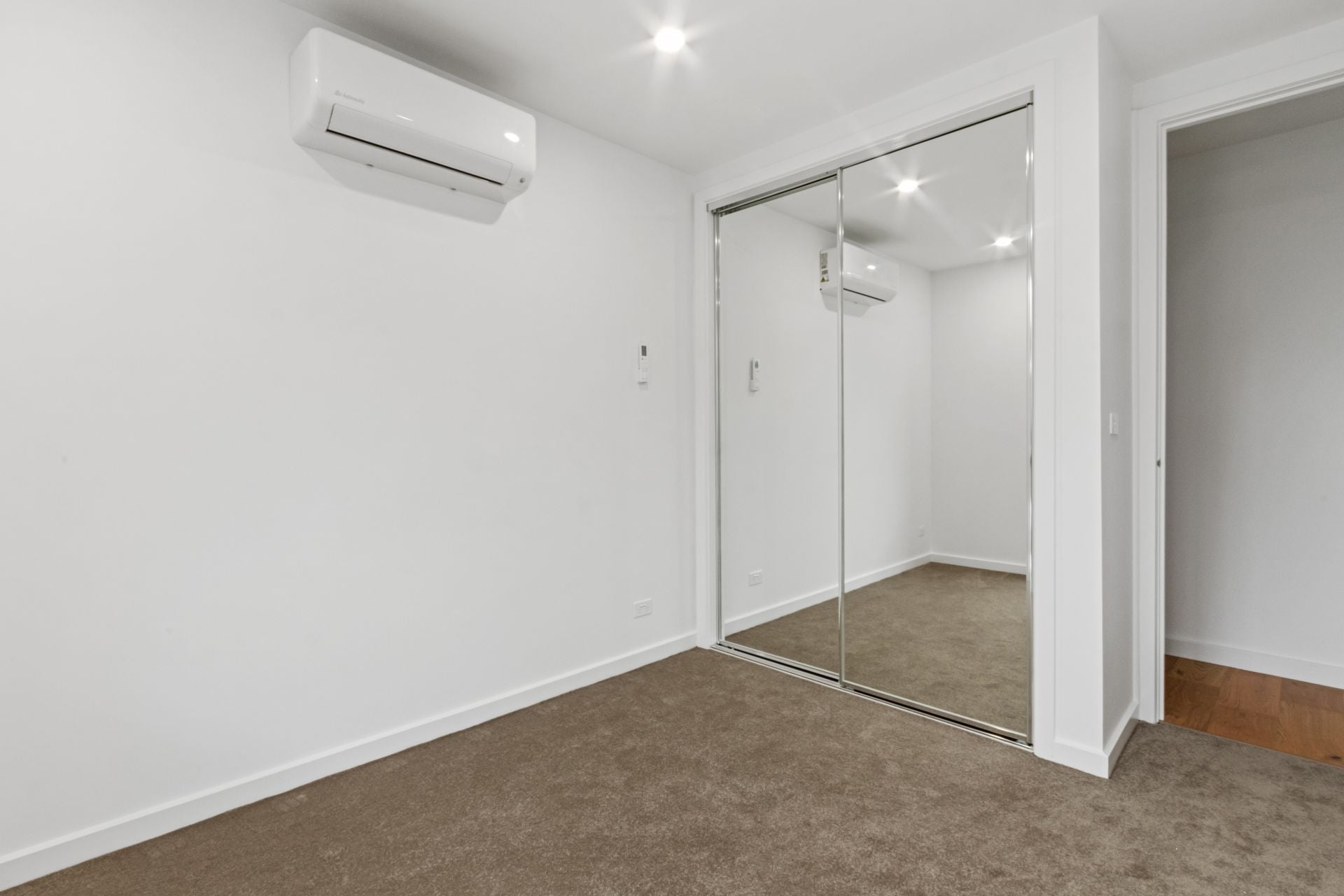 Near new, luxury townhouse!