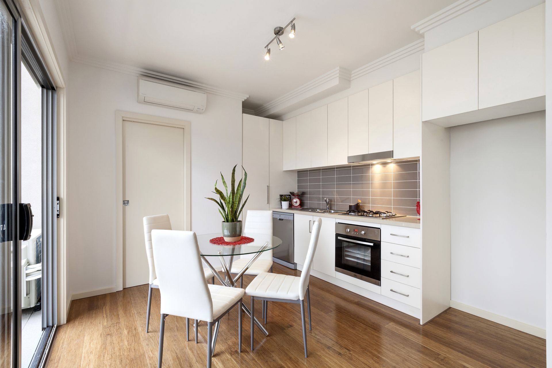 Thornbury Loft Style Apartment!