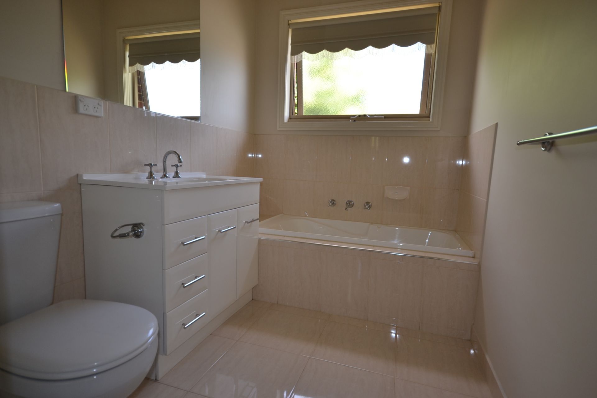 BRIGHT, SPACIOUS & IMMACULATLEY PRESENTED
