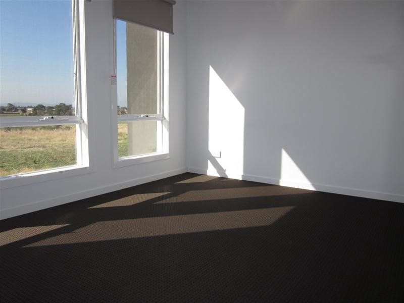 LIGHT FILLED TOWNHOUSE   *Insp Mon 19th Dec @ 5:00pm*