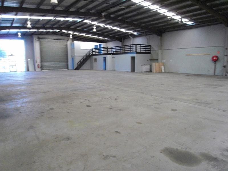 WIDE VERSATILE FACTORY/WAREHOUSE IN HANDY LOCATION