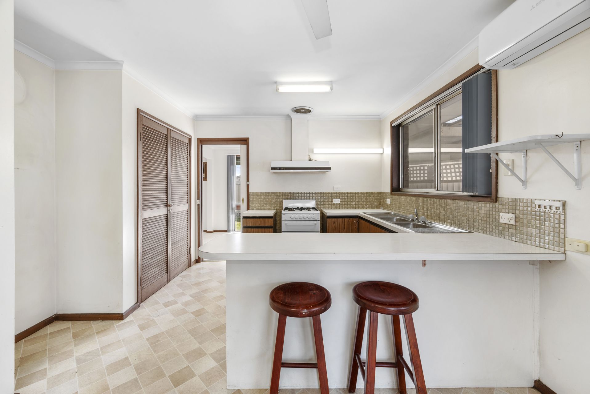 SUBSTANTIAL 4 BEDROOM FAMILY HOME - 646m2