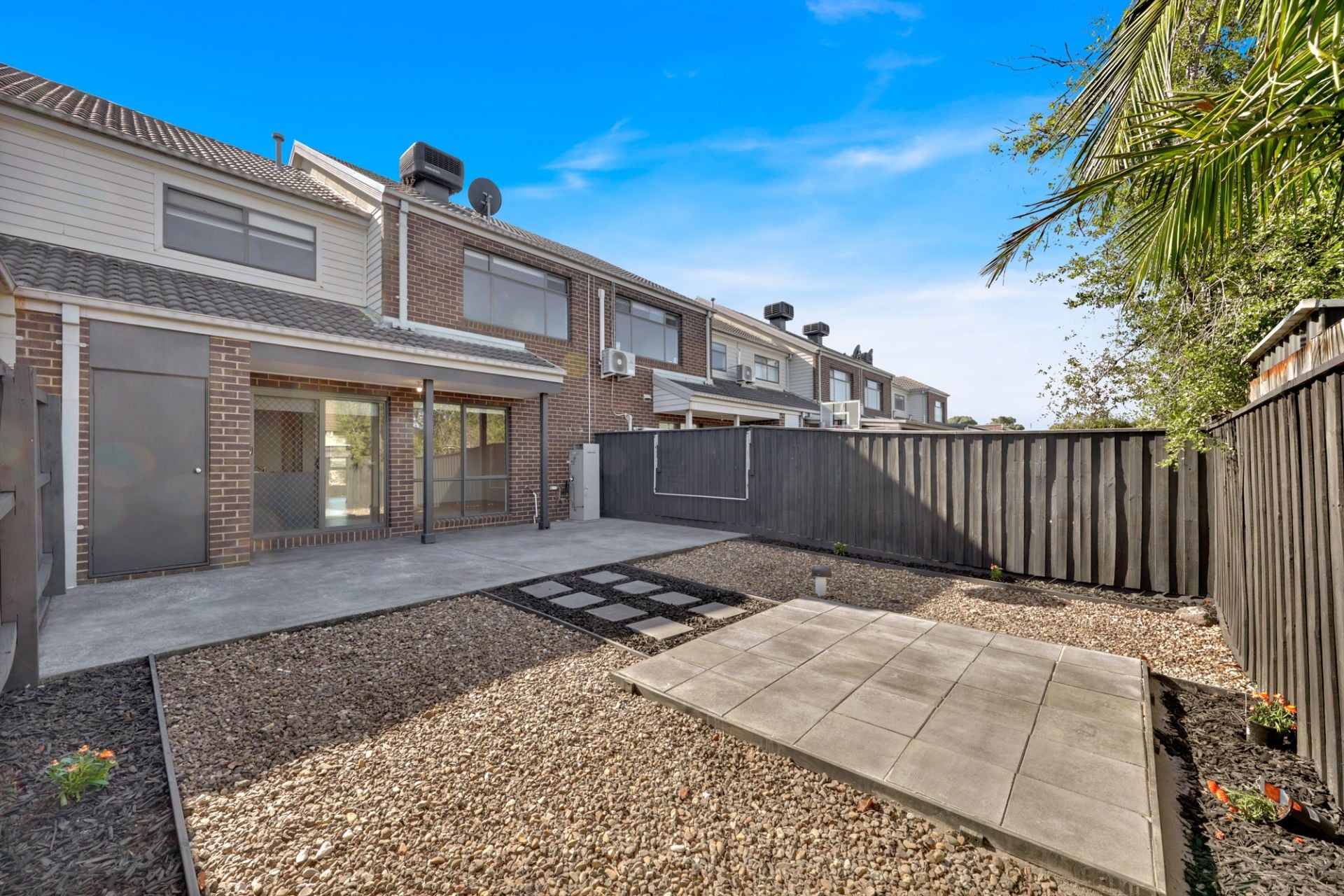 GREAT LOCATION - GREAT TOWN HOUSE!