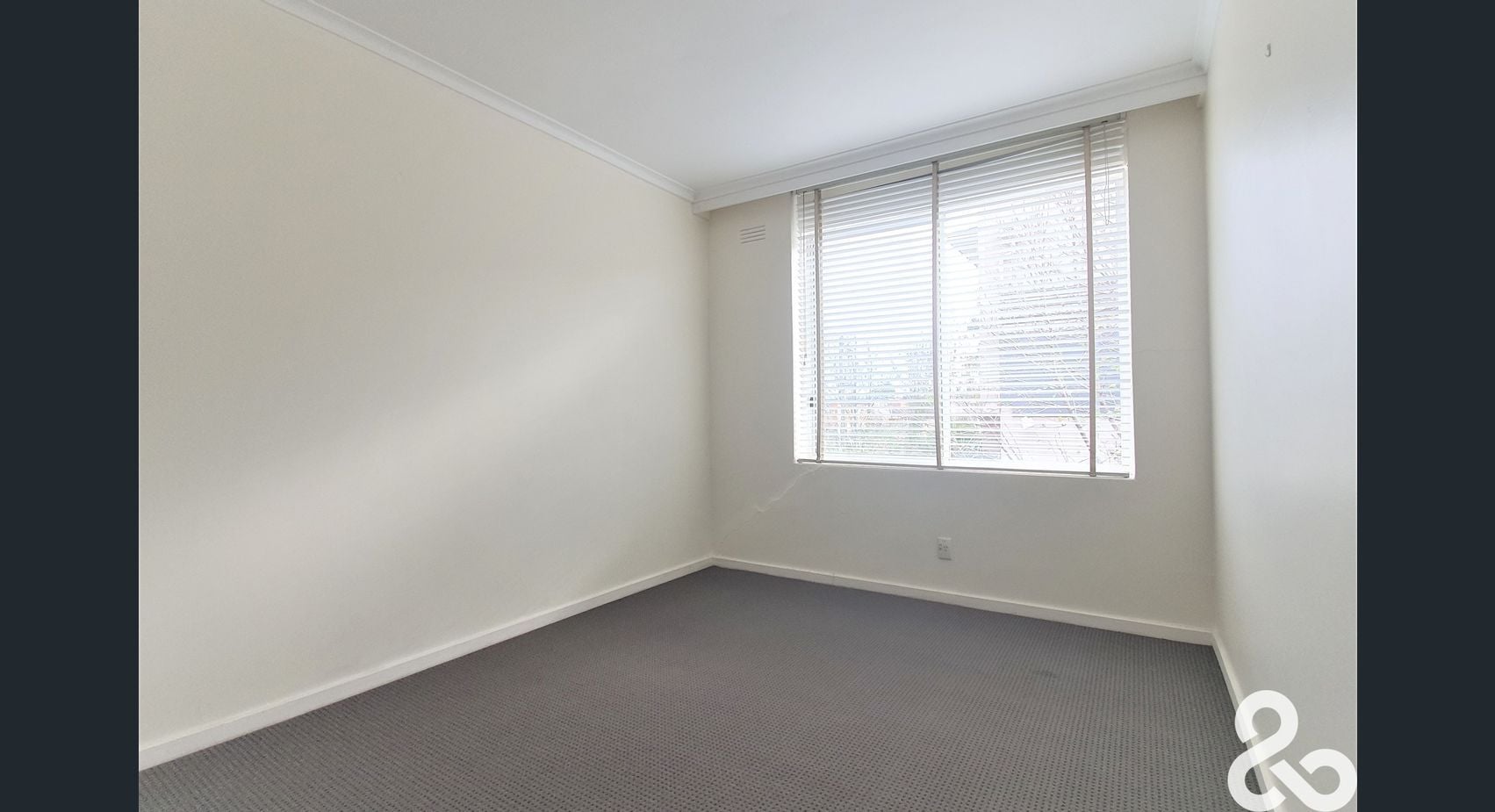 Modern Apartment In Quiet Block